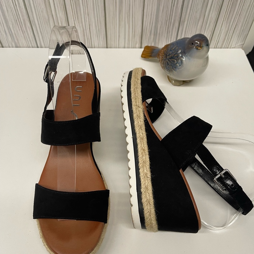 Women’s Unisa Black Wedge Sandals Size 7.5. Shoes are in excellent condition